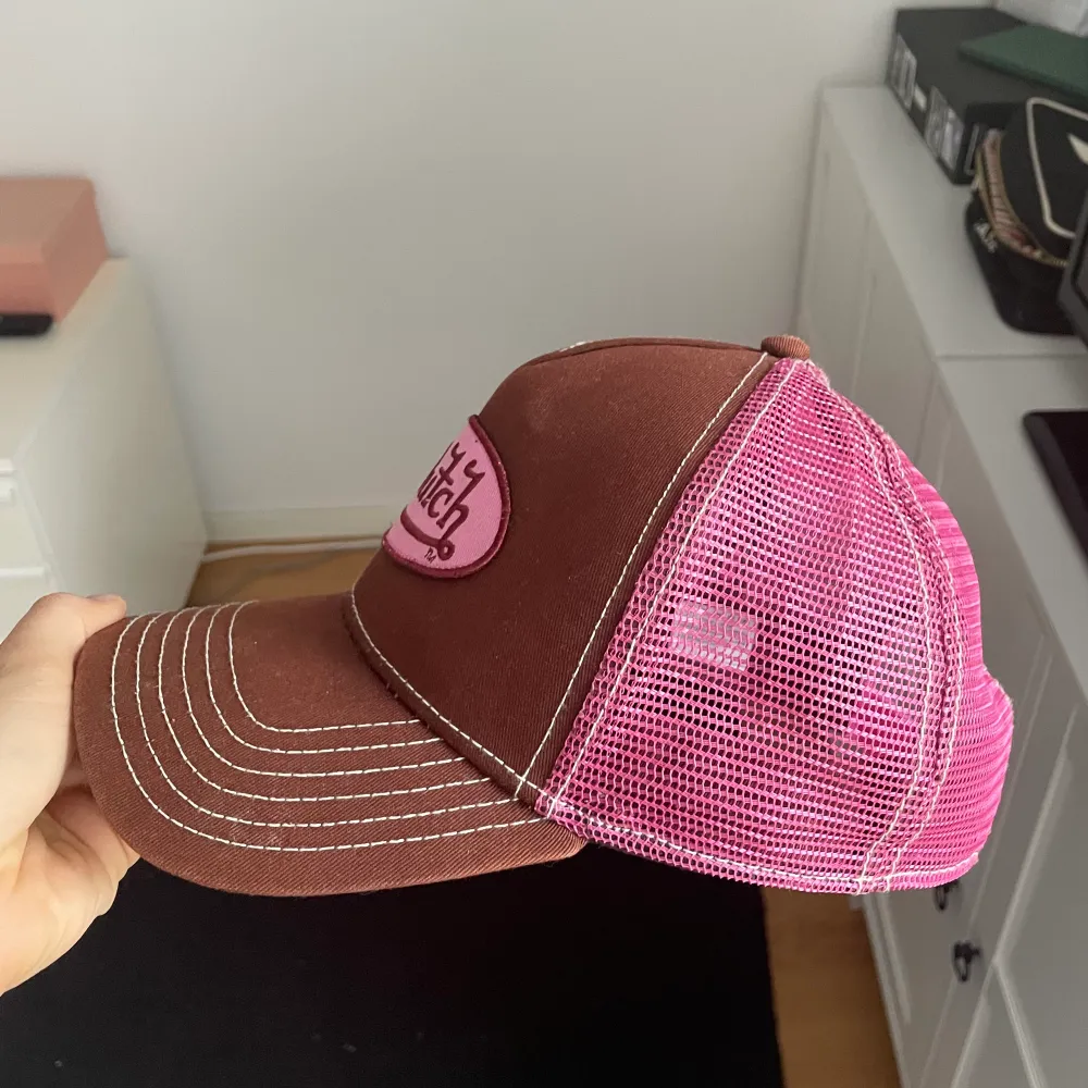 Von dutch keps, inga defekter är som ny. Går ej att köpa längre . Accessoarer.