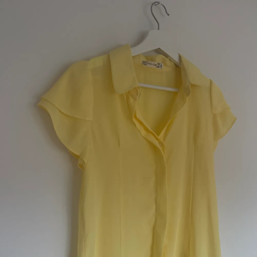 Så fin gul blus, köpt på second hand💙 köparen står för frakt!. Blusar.