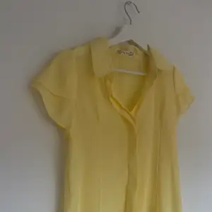 Så fin gul blus, köpt på second hand💙 köparen står för frakt!