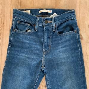 Levi’s blå slim jeans i storlek 24🤍Original pris: 1200kr✨Fråga för mer bilder eller information! 