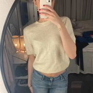 Stickad t-Shirt  - Superfin ljusbeige stickad t-Shirt från hm. Använd 1 gång! Tryck inte på KÖP NU💖