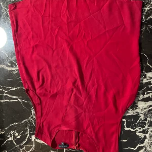 Vinröd 🍷 topp - Vinröd topp med mesh i strl 38, passar 36 också. Hel och ren ☺️