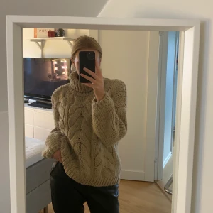 Beige stickad tröja - Säljer min fina stickade tröja från NAKD i storlek S/M. Köparen står för frakten 🥰