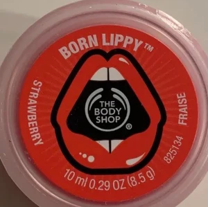 Läppglans - Jordgubbsläppglans som återfuktar och mjukar upp. Helt oöppnad med plast runt om. Nypris 60kr