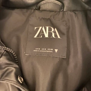 Skinn väst - En skinnväst från zara i storlek S, använd max 5 gånger, går att spänna in, lite oversized, säljer pga att jag inte använder den. 