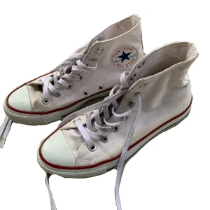 Vita Converse 37 - Tecken på användning finns men det syns knappt och man tänker inte på det. Tyvärr försmåa för mig. Köpta secondhand men har använt få tal gånger då de inte passar. Frakten kan vara fel och jag återkommer med det. Konkta gärna om du har frågor💕