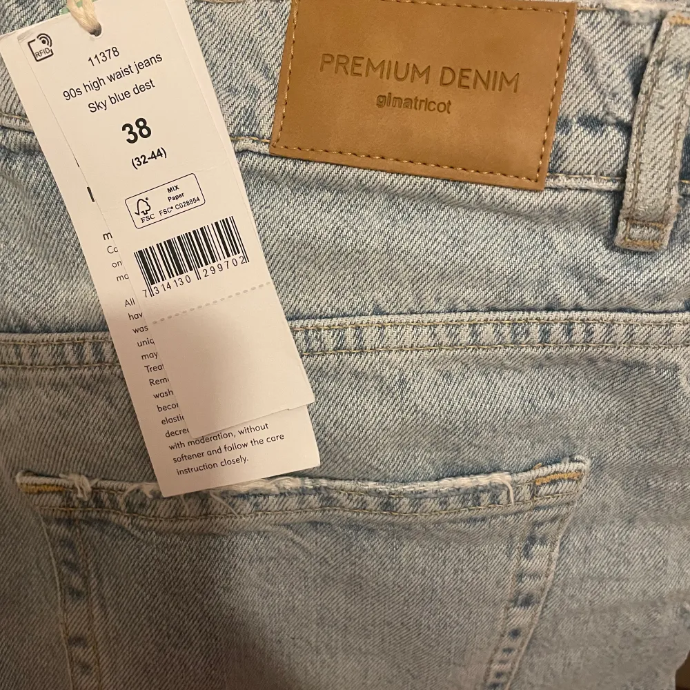 Helt nya jeans från Gina i den populära modellen 90s high waist. Helt nya lapp fortfarande på. Nypris ca 500. Mitt pris 400. . Jeans & Byxor.