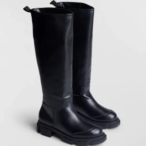 Gina skor - Säljer dessa stövlar ifrån gina, fint skick. Mestadels bara testade fåtal gånger, tyvärr köpta i fel storlek. Anonsen finns ute på andra sidor med. Köpare står för frakt 