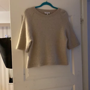 Populär other and stories tröja  - Säljer min favorit tröja som jag köpte för en vecka sedan då den krympte något när jag tvätta den. Så skulle säga att den är i XS 