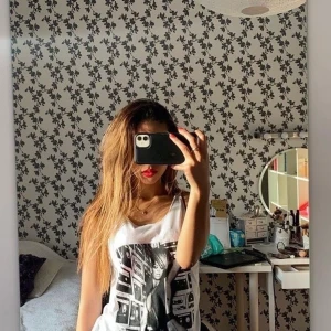 Rihanna linne - Säljer detta fina linne med tryck på Rihanna, den kommer inte längre till användning✨ den saknar lapp med storlek på vart den är ifrån och storlek men jag köpte den på second hand för ett tag sedan! Den passar mig som är xs/s