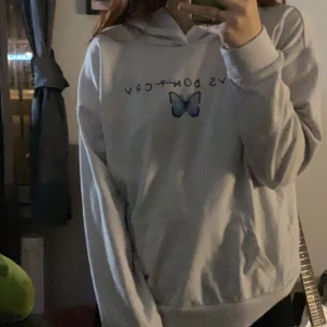 Boys don’t cry hoodie - Är väldigt gullig men för tunt material..