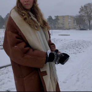 Jacka - Riktigt läder, ull jacka till vintern. Verkligen jättemysig. Sitter oversized på en s/m, dessutom är jag ganska lång. Skriv för fler bilder! Fraktkostnad tillkommer, notera att jackan väger mycket