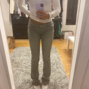 LTB valerie jeans bootcut grå - Säljer dessa helt nya slutsålda jeans från LTB! Pga vill ha mindre storlek så kmr ej till användning😩 jag är 173!