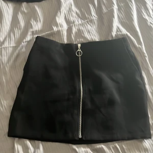 Mango kostymkjol - Säljer denna såååå snygga kostymkjol i storlek 38/m!! Tyvärr för liten för mig😭😭!! Den är i bra skick då jag endast använt den en gång… skriv privat för fler bilder❤️❤️❤️