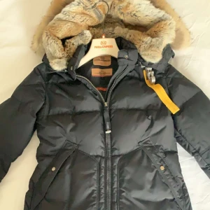 Parajumper longbear i strl S - Köpt från Johnells för ca 3-4 år sedan. Jackan är i mycket gott skick (använd i ca 4 månader). Insida lapp med instruktioner om tvätt är bortklippt.