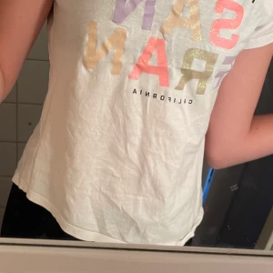 T-shirt  - Vit t-shirt med tryck! Kan hämtas upp runt Alingsås eller skickas då blir det + frakt😍