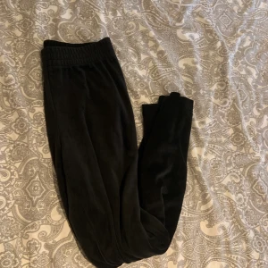 Svarta mjukis - Svarta mjukis med strass stenar på rumpan 