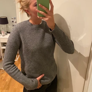 Stickad grå tröja  - Säljer denna stickade grå tröjan från &other stories superskönt att ha nu på hösten🙌