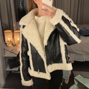 Jacka  - Världens snyggaste jacka från ginatricot. Använd Max 3 gånger så helt som ny! Säljer då den tyvärr inte kommer till användning. Köpt förra hösten för 900kr 💖