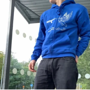 Zip up hoodie - Hejhej! Lägger upp igen då någon inte följde reglerna. Klicka inte på köp nu! Som ny, använd ca 3 ggr och köparen står för frakten 💕skriv för mer info 