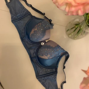 BH - Säljer denna fina BHn från hunkemöller. Knappt använd då det storleken var för stor för mig. I strl 75D. I nyskick. 