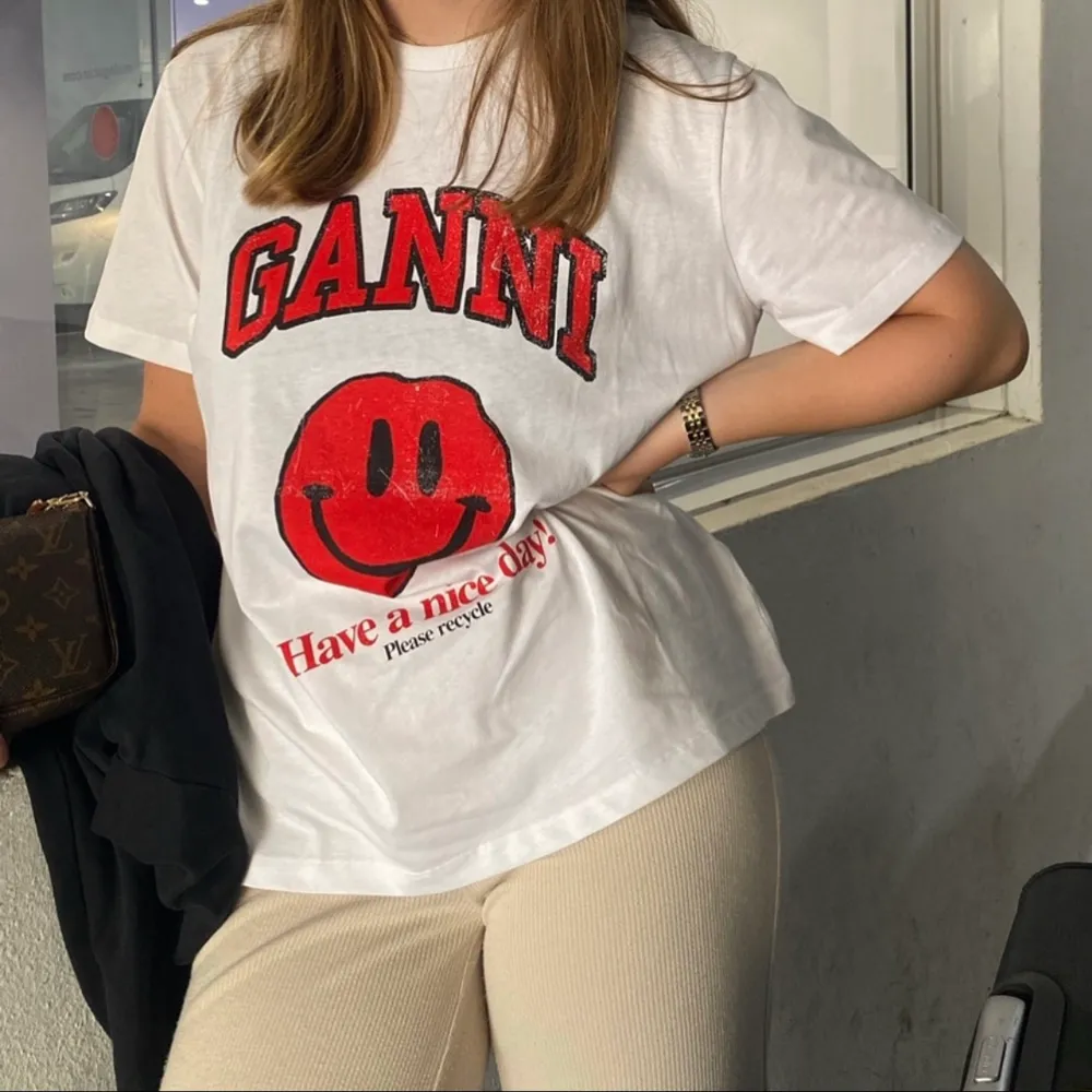 Ganni tröja köpt i butik i Köpenhamn, storlek M och knappt använd. Säljer för 550 köpt för 1000kr. Neuletakit & Villapaidat.