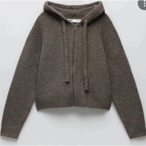 Zara stickad kofta - Säljer denna mysiga stickade tröja från zara som är perfekt nu till hösten❤️🍂 Säljer för att den ej kommer till användning🍁är strl S vanligtvis så denna tröja är lite oversized💕