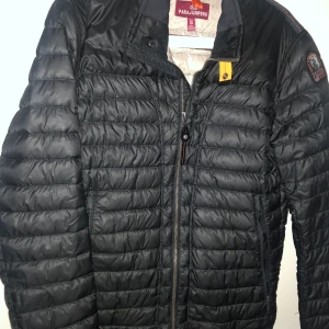 Parajumper jacka - Säljer min parajumper jacka då jag inte har någon användning av den längre och att jag håller på att rensa garderoben! Äkta, inköpt i NK i göteborg för några år sedan. Har ej kvitto. Priset står fast!