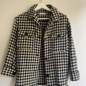 Zara jacka - En jacka/ kofta från zara. I barnstorlek men skulle passa en XS. Jag bär i vanliga fall M och den sitter som på första bilden💗