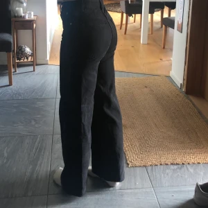 Vida svarta jeans, storlek 36 - Ett par jättenajs svarta jeans, sitter som en smäck och jätteskönt och stretchigt material. Säljer för att de är lite för korta för mig som är 170 cm. Köpte för 599, säljer för 250 kr exkl. frakt💕💕