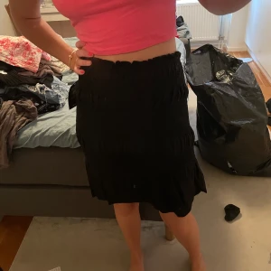 svart kjol - en svart volang kjol från NA-KD helt ny storlek 36