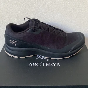 Arc’Teryx Sneakers stl 41 - Nya oanvända, med kartong Lite små i stl: 40/41