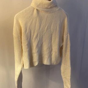 Stickad kroppad turtleneck - Stickad turtleneck i ”off white” färg , croppad till midje längd ungefär, jätte varm och mysigt