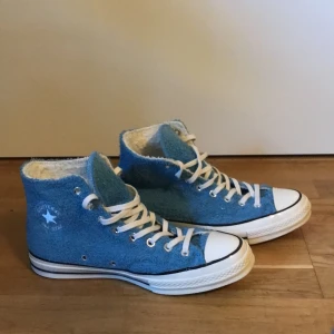 Converse all stars chuck taylor ”furry” blå str: 43 - Använda 1 gång väldigt bra skick. Vet inte vad modellen heter men höga chuck taylors med blå ”luddig” utsida och vit ”luddig” insida. Original kartong finns inte.