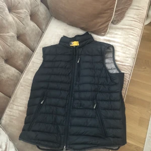 Parajumpers väst storlek L - 9/10 skick inga defekter köpt för 3200kr för cirka ett år sen i nk Göteborg 