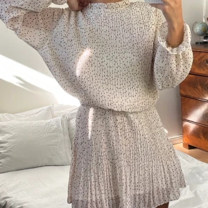 Vaye Women Klänning - Supersöt klänning med tyll och underklänning. 