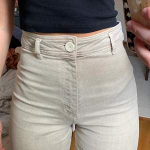 Beige jeans från Zara med vida ben💗 använda ett fåtal gånger. Frakt tillkommer