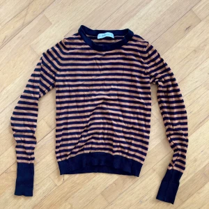 Zara knit tröja, strl s/xs - Randig top från zara, köpt nåra år sedan men inte kommit till användning, jättefint skick! (Andra bilden för bättre färg) Köpare står för frakt<3