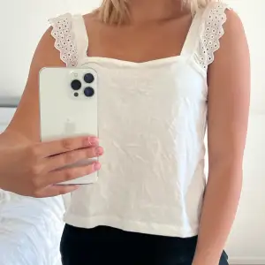 Ett mycket fint linne ifrån H&M! Linnet kom aldrig till andvändning tyvärr och därför säljer jag det. Köpte linnet för 300 och säljer för endast 150kr! Vid snabb affär kan priset diskuteras och skickas såklart med spårbar frakt som köparen får stå för🙌💕