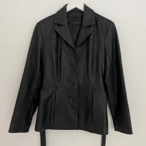 Skinnjacka  - Otroligt fin svart skinnjacka i mjukt skinn, stl 36. Inköpt på second hand, men i väldigt bra skick! 100% Läder. 