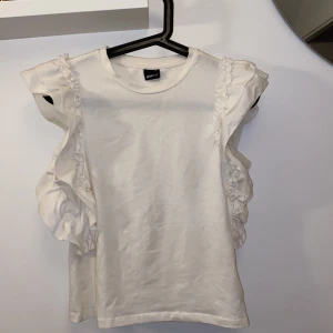 Vit blus  - En vit gullig blus, använd fåtalet gånger, bra sick