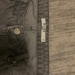 NA-KD lågmidjade - Lågmidjade jeans ifrån NA-KD. Ganska stora i storleken så skulle säga att de passa någon i 36-38 istället för 34.