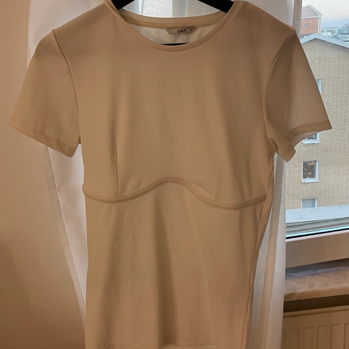 Only- vit T-shirt med en markerad sömn under bysten