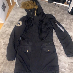 Polar jacket WMN- Alpha industries - Snygg alpha industries jacka till dam, använd relativt mycket. Säljes pga för liten, kostat 2800 kronor - 1250