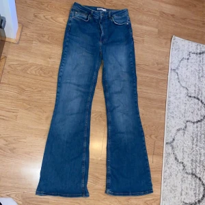 Blåa Botcut jeans  - Använda 1 gång, bra materiel, stretchiga. 