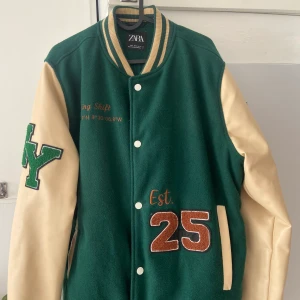 Zara varsity jacka - Knappt använd och i fint skick, lite sliten vid ärmarna men annars bra.