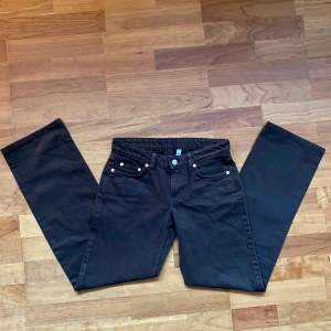 Arrow Low Straight Jeans - Lågmidjade Weekday jeans som är snygga till hösten. Modellen är ”Arrow Low Straight Jeans” i färgen Cocoa Brown och storleken 24/30. I mycket bra skick och endast använda en gång då de tyvärr är för korta för mig som är 165 cm. Köparen står för frakten!💘