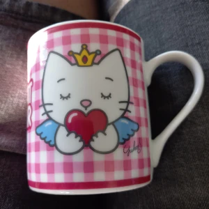 Söt mugg  - Använd få gånger men dammig pga stått länge i skåpet. 