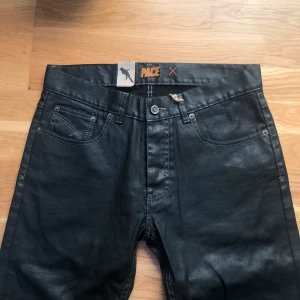 Vaxade jeans  - Säljer dessa sjuka jeans från Pace! Märket säljs inte längre och jeans i denna stil är väldigt svåra att få tag på av min erfarenhet. Skicket är 10/10 alla tags sitter fortfarande på, de är endast testade. W33L36 men är aningen små i storleken. 