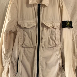 Stone island - Jacka/overshirt passar perfekt nu för hösten och även når våren kommer!  Cond 9/10  Säljer billigt då jag inte är i behov av den längre  Nypris: 3600kr Säljer för: 899kr + frakt (om inte köpare kan mötas upp)  Jackan är S men jag har M o den passar bra!